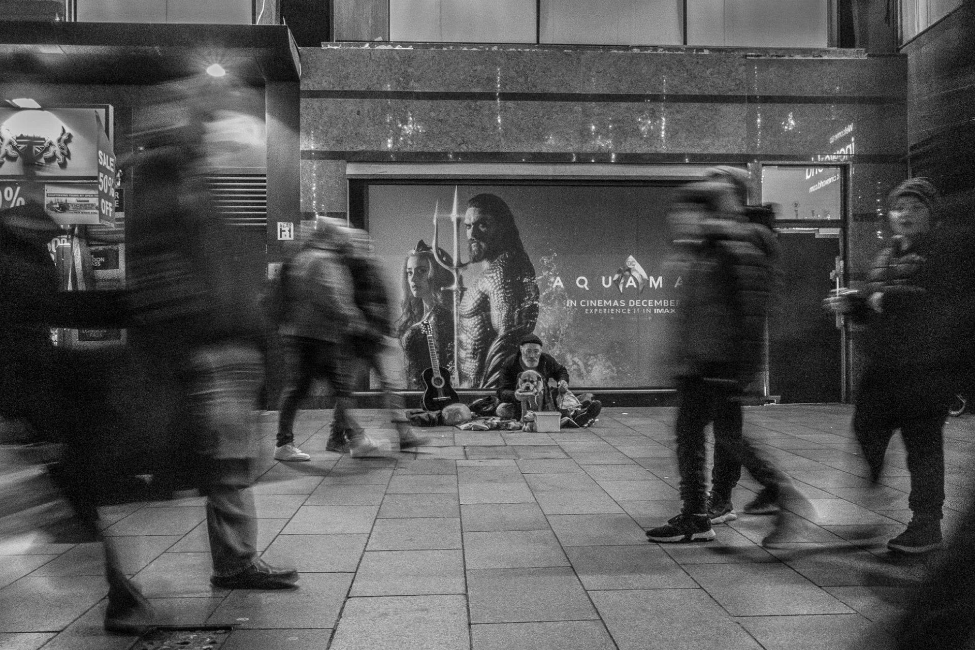 Homeless man in Leichester sq. at Christmas time. London, 2019 - Luv - Vincenzo Lullo | Documentary Photography