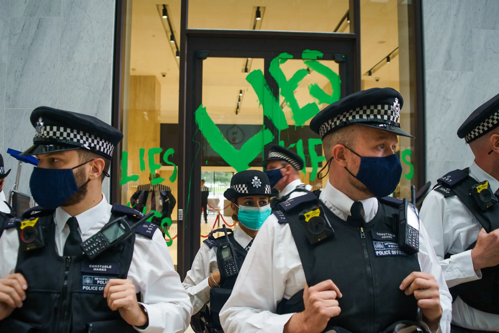 Met police officers protect the SHELL building in London, 2020 - Luv - Vincenzo Lullo | Documentary Photography