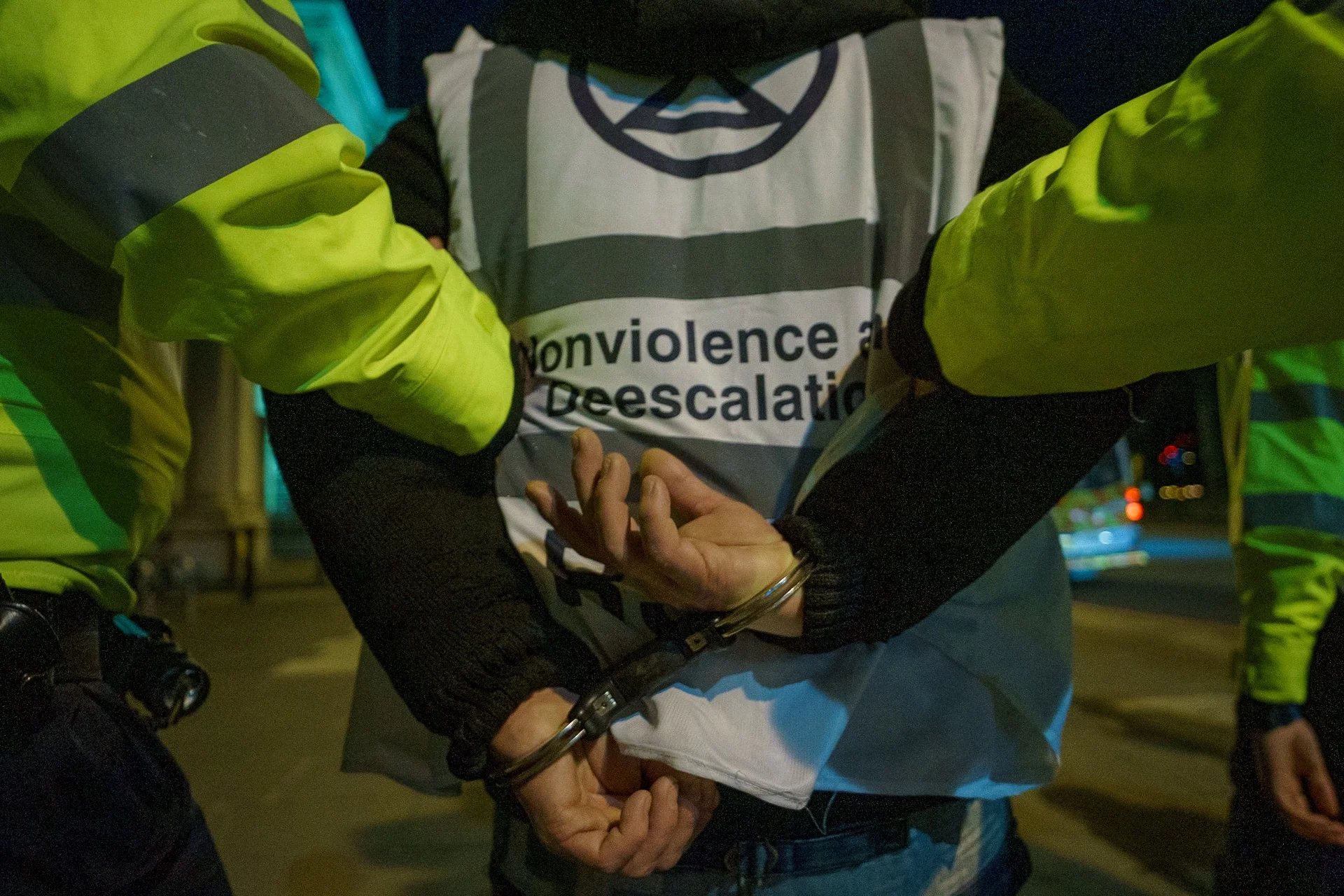 Non-violence and de-escalating facilitator arrest by Met police - Luv - Vincenzo Lullo | Documentary Photography