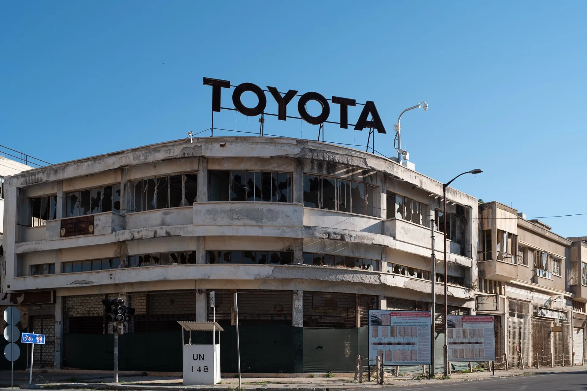 Edificio Toyota a Cipro Nord, 2024 - Luv - Vincenzo Lullo | Documentary Photography