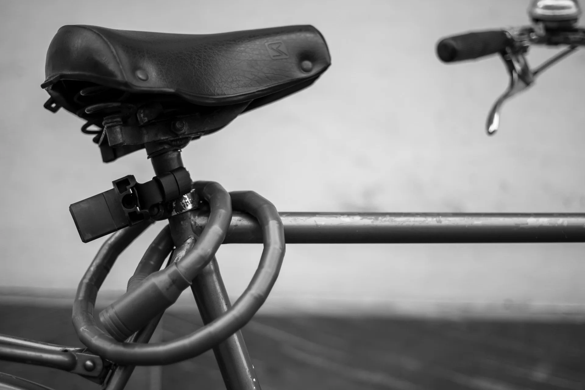 Black-and-white macro of a bicycle hub and chain, focusing on spokes and metal textures. | Leica SL | N/A | f2.8 | 1/500s | ISO 100