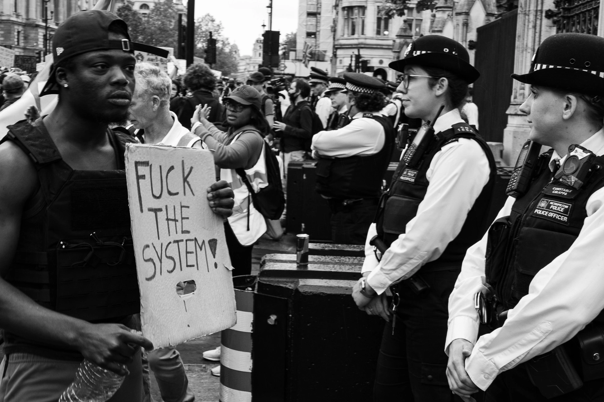 Black Lives Matter protester facing 2 women police officer - Photo documentary | Leica V-Lux | 51mm f/5.0 | 1/80s | ISO 125