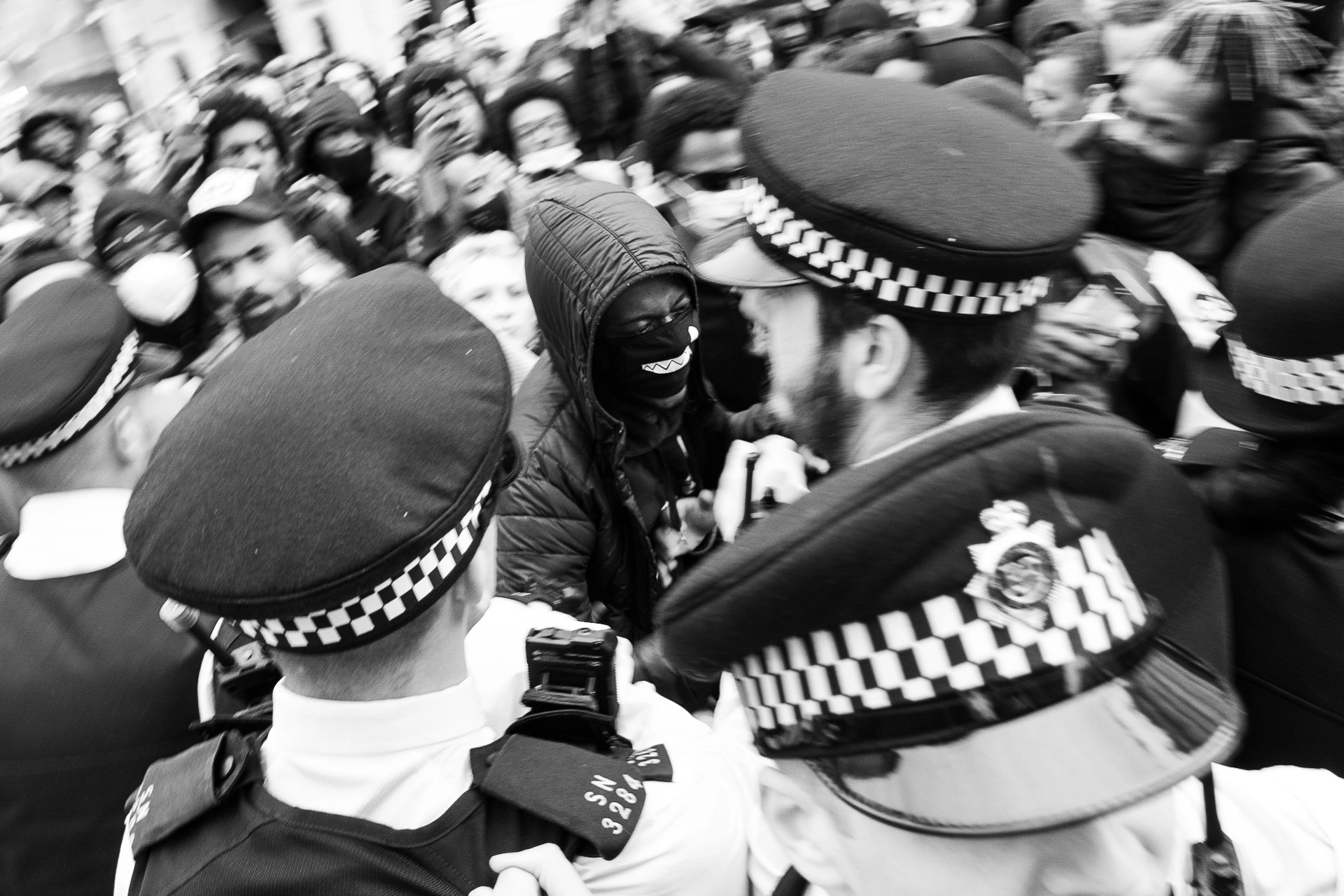 Black Lives Matter protester facing police officers - Photo documentary | Leica V-Lux | 25mm f/2.8 | 1/60s | ISO 200