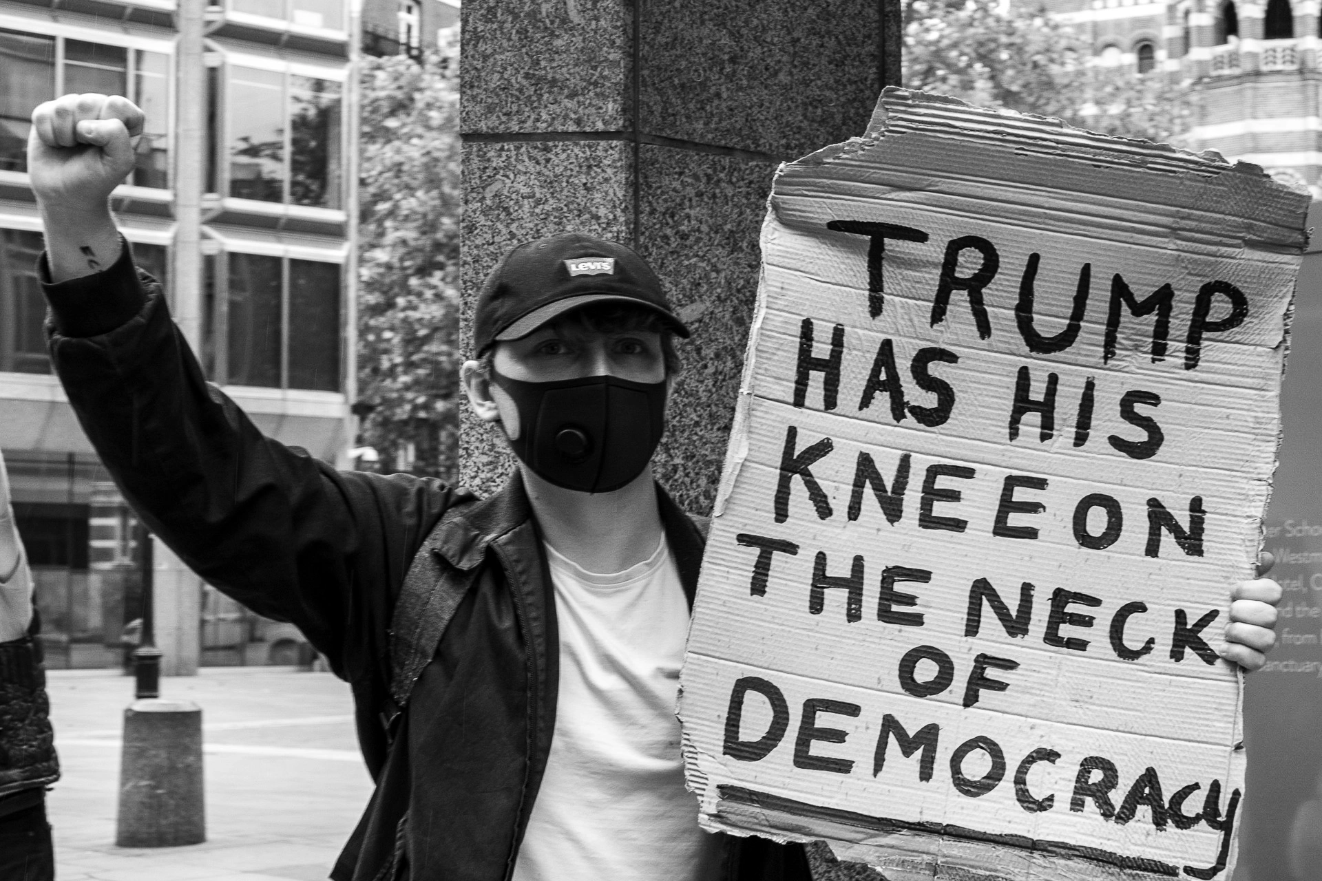 Black Lives Matter protester holding a sign against Donald Trump - Photo documentary | Leica V-Lux | 65mm f/5.0 | 1/80s | ISO 250