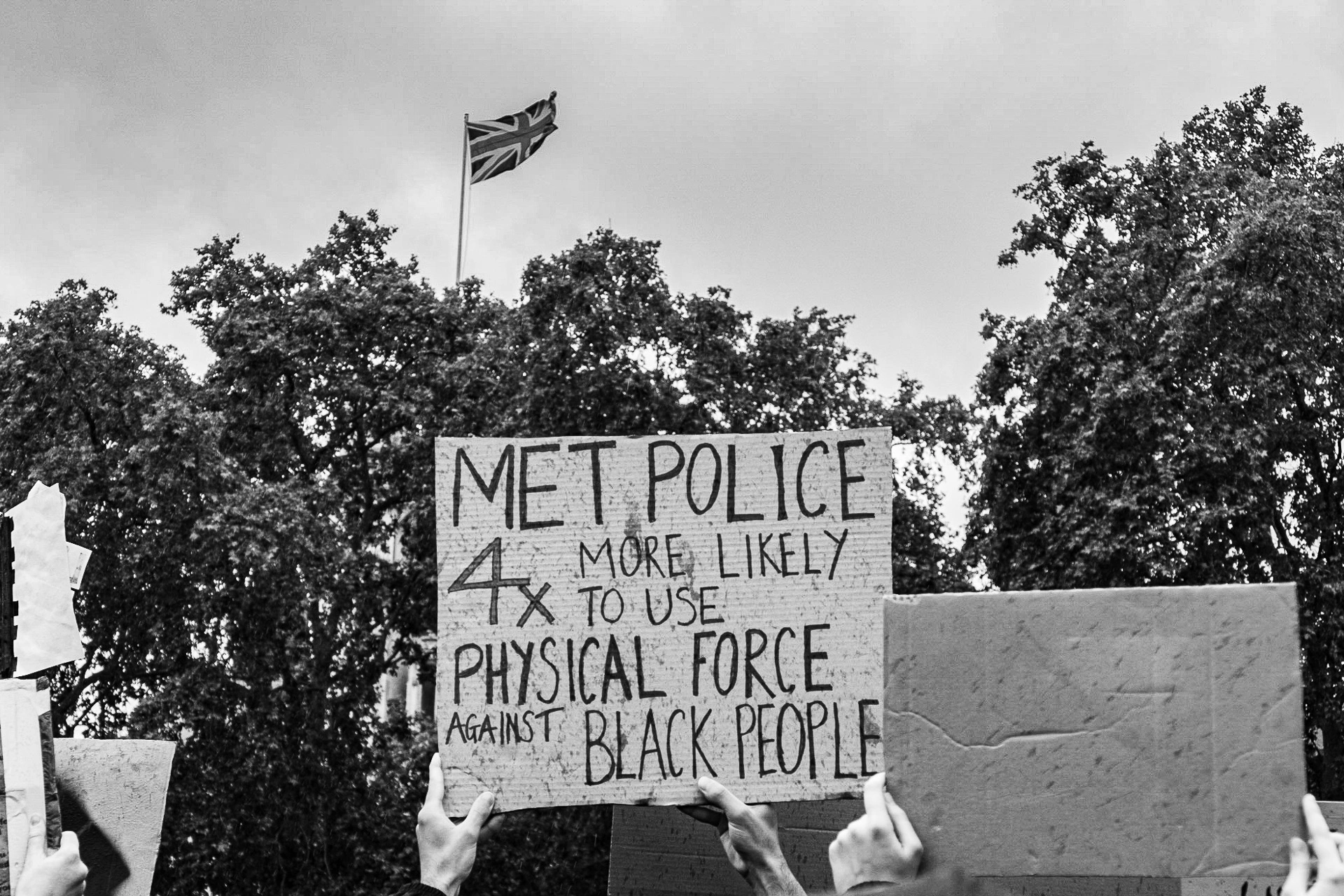 BLM protest, sign against racist Met Police, London - Photo documentary | Leica V-Lux | 70mm f/3.7 | 1/500s | ISO 125