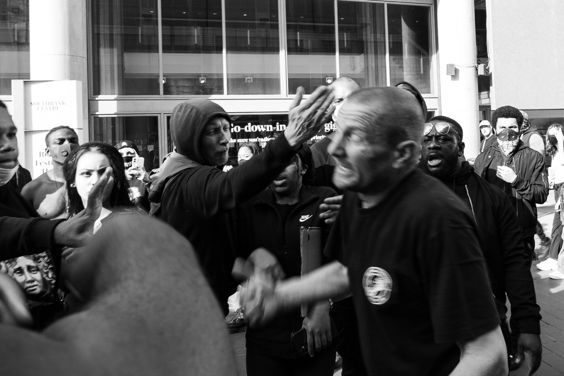 Fight between Far Right and BLM protesters - Photo documentary | Leica V-Lux | 25mm f/4.0 | 1/80s | ISO 125