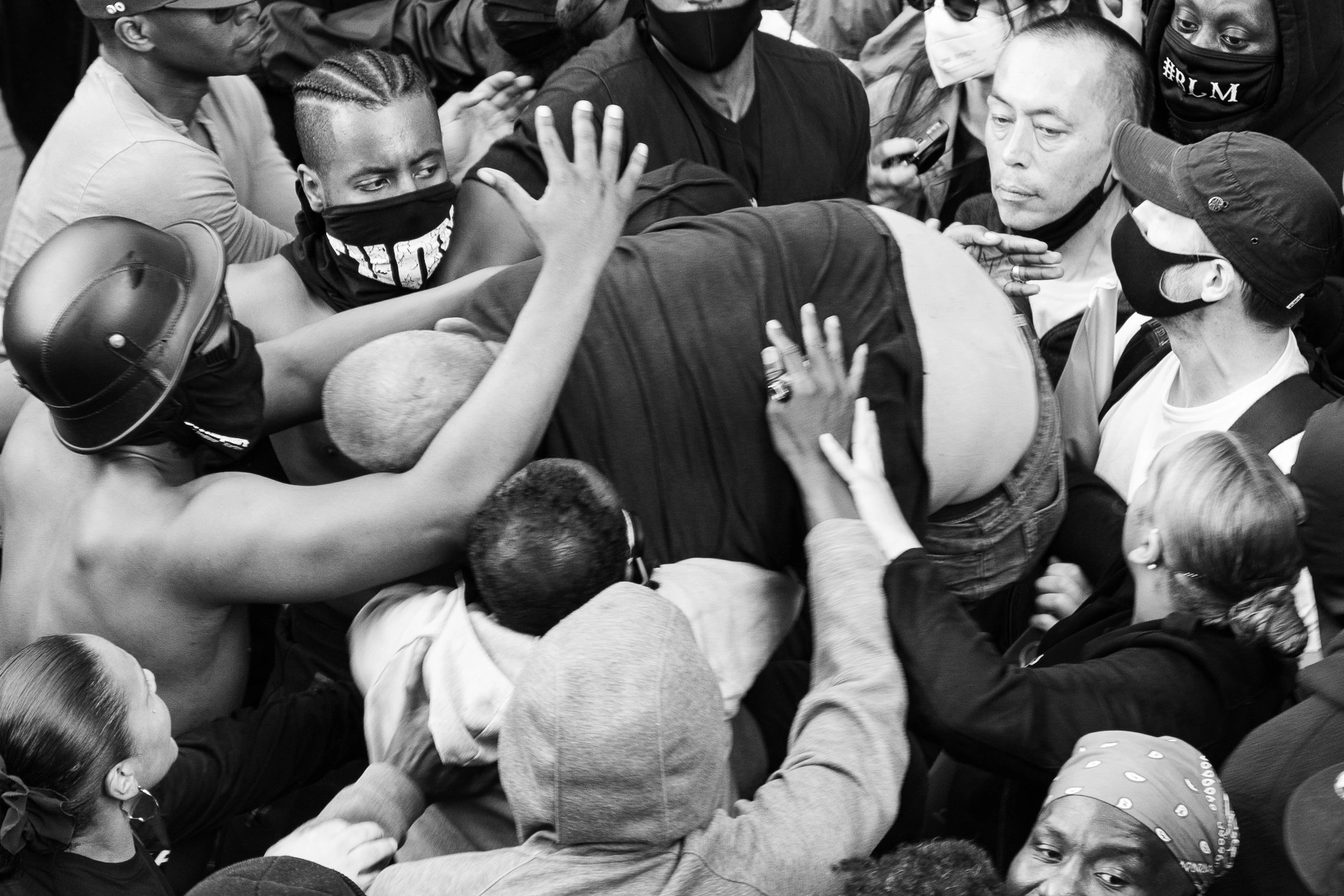 Fight between Far Right and BLM protesters - Photo documentary | Leica V-Lux | 200mm f/4.0 | 1/100s | ISO 500