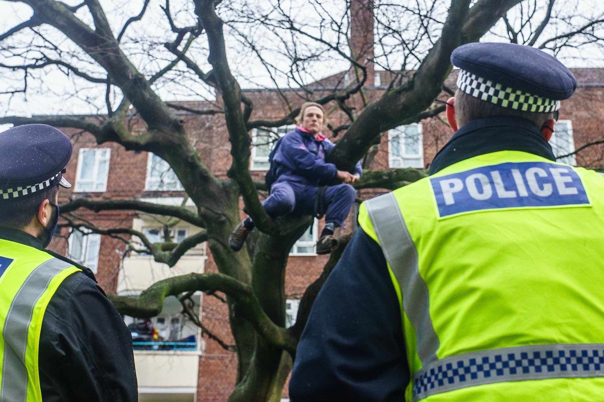 Witnesses talking with police officers near the Happy Man Tree protest site. | Sony ILCE-7 (Alpha 7) | N/A | 1/200s | ISO 800